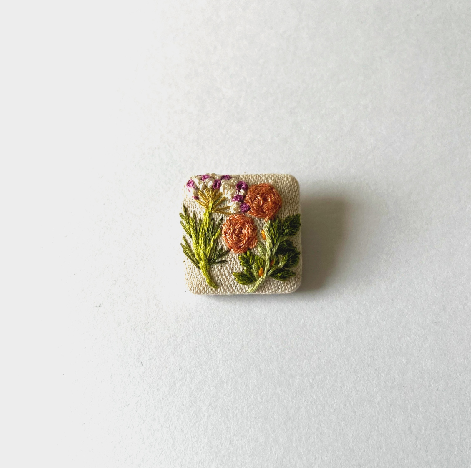 受注制作】選べる刺繍 くるみボタンセット - itonohaco'S