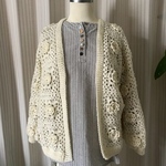 立体お花モチーフのカーディガン（ホワイト）★編み物　セーター　トップス　ニット