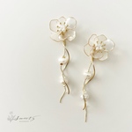 【Flora〜ﾌﾛｰﾗ〜】お花とらせんの淡水パールチェーンピアス・イヤリング／ウェディング・ブライダル・花嫁さまにも