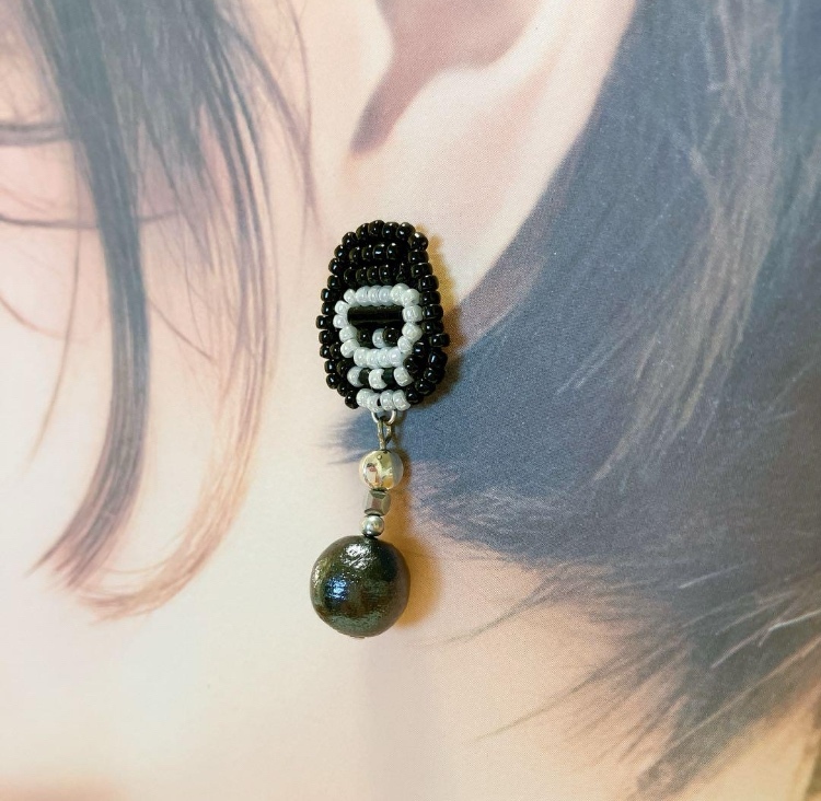 ゴリラ ごりら ビーズ刺繍のピアス ハンドメイド アニマル 動物