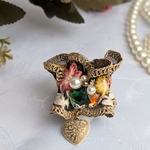 ミニシュシュ　ヘアゴムカバー 華やかな花柄インド刺繍リボン パールとビジュー飾り 揺れるハート飾り  ゴールド　花柄  エレガント　可愛い おしゃれ
