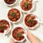 ミニチュアフード 辛そうな麻婆豆腐(れんげあり) / 赤い雷紋の皿