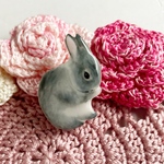くしくしうさぎ(グレー)のブローチ