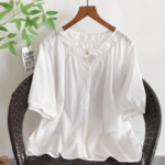 夏の薄手 の上着にシンプル シャツ