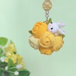 薔薇とうさぎのストラップ(黄色)＊ちりめんつまみ細工