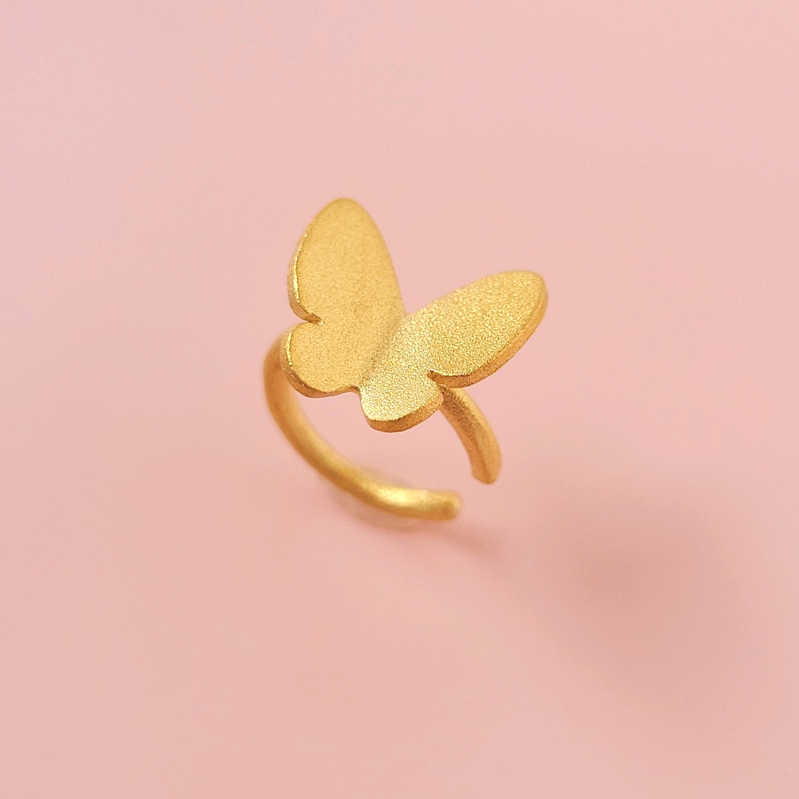 耳にとまる蝶のイヤーカフ＊ゆったりタイプ(金具２種類ご用意しています)＊ちょうちょ バタフライ＊ギフトやプレゼントにも好評