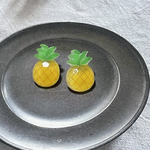 860.オモチャみたいなパイナップルのピアス