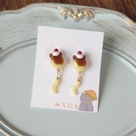 揺れるプリンな猫ピアス