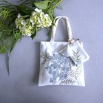 【母の日セット】お散歩バッグとポーチの2点セット -アイボリーベースに水色の紫陽花の刺繍