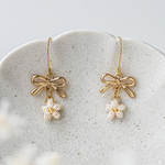 【NEW】小さな花とリボンの耳飾り｜ミルクホワイト｜レース編みピアス・イヤリング