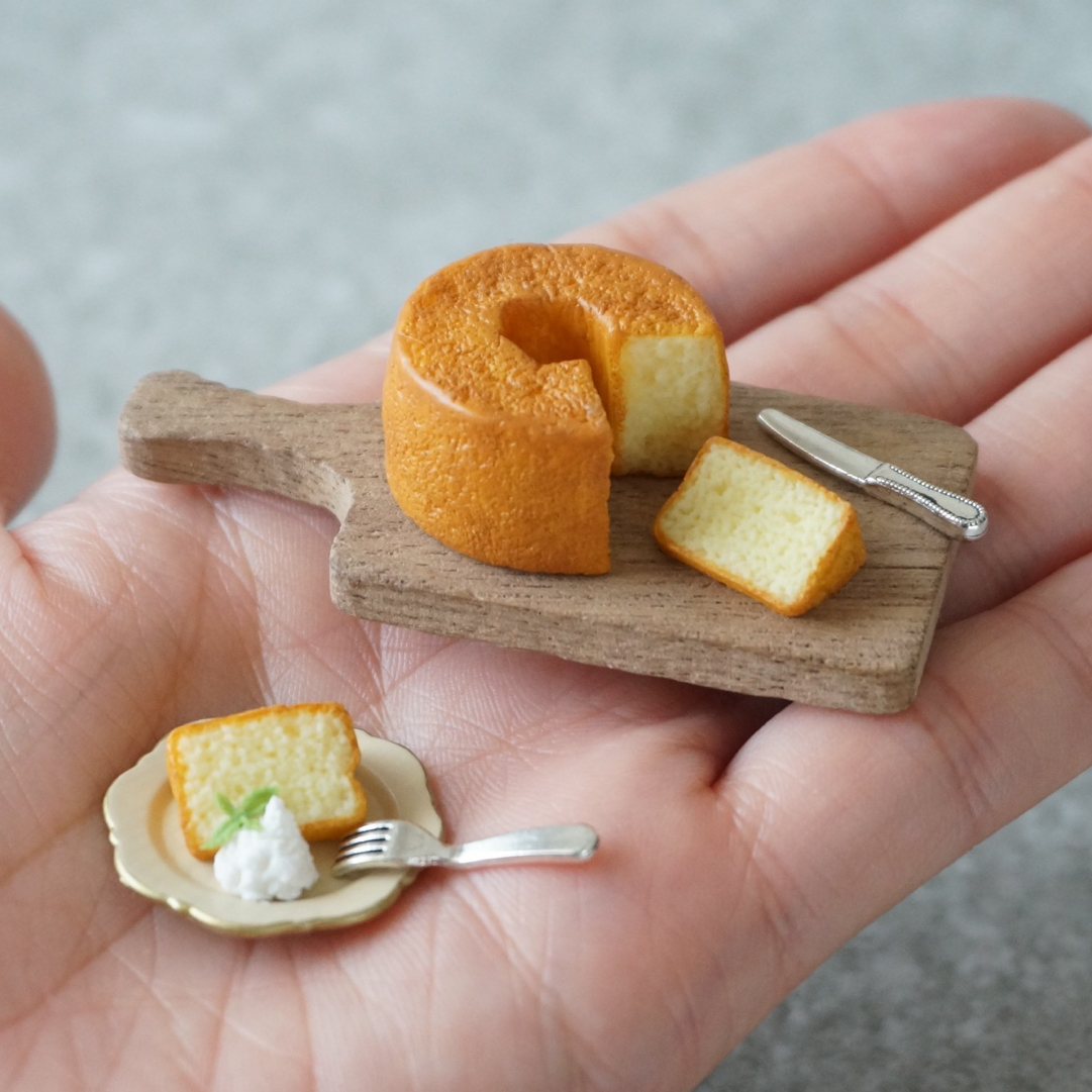 【オーダー受付】ミニチュア　手作りシフォンケーキセット】 ミニチュア》 シフォンケーキセット カッティングボード&カトラリー