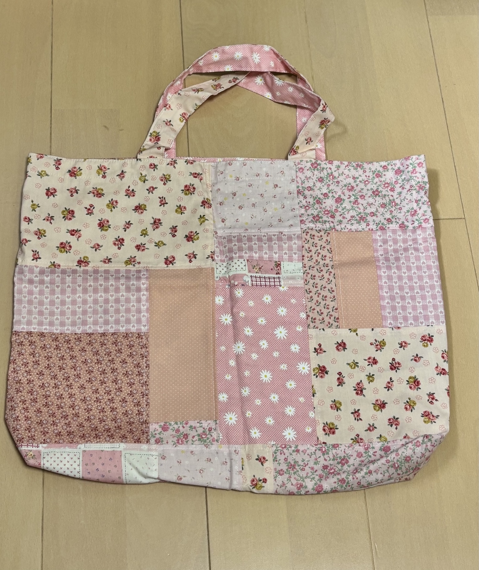 花柄パッチの手提げバッグ　6 ハンドメイド パッチワーク 手提げバッグ ピンクと赤系の四角つなぎ 花柄生地