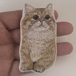  座り猫の手刺繍ブローチ 2wayタイプ