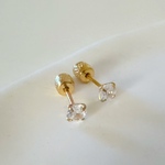 ≡P017≡金属アレルギー対応｜ピアス 4mm キャッチロック ねじ式 一粒 ゴールド キュービックジルコニア 小粒 サージカルステンレス 金属アレルギー対応 シンプル 上品 