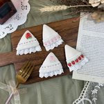 リボン刺繍 いちごケーキの三角パッチンピン （ ショートケーキ パッチンピン 誕生日　クリスマス ）