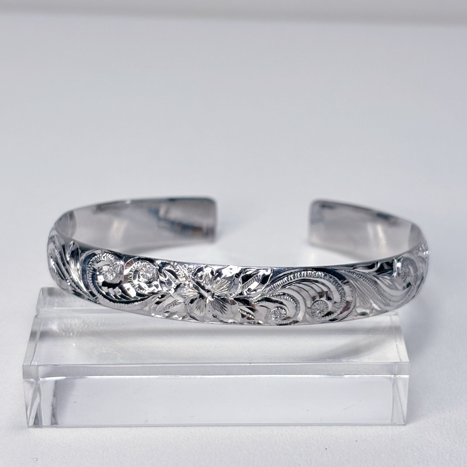 [手彫り]ハワイアンブレスレット(ハイビスカス/シルバー/S-Mサイズ) 手彫り]ハワイアンブレスレット(ハイビスカス/シルバー/S-M