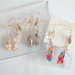NEW☆シェルのかけらつやつやレジンロングアシンメトリーピアス/イヤリング/金属アレルギー対応／ハンドメイドピアス 