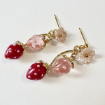 いちご　ピアス　／ハンドメイドピアス　いちごピアス　苺ピアス　イチゴピアス　かわいいピアス　可愛いピアス　金属アレルギー対応　手作りピアス　サージカルステンレス