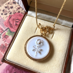 【30%OFF！SALE】チェコガラス ネックレス 〜ホワイト＆ゴールドローズ〜  JBBマンテル サージカルステンレス