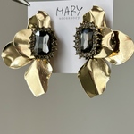 sun サン/ 揺れない 大ぶりゴールド フラワー ビジュー ピアス イヤリング アクセサリー ブライダル ウェディング結婚色式 華やか 上品 金属アレルギー金アレ 参列 パーティー お呼ばれ 貼付