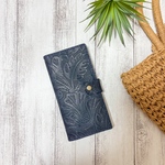 新色♪ ネイビー　花柄　型押し　本革　レザークラフト  手帳型スマホケース  iPhoneケース　革　レザー　手縫い