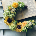 🌻ひまわりと紫陽花のハーフリース　プリザーブドフラワー  結婚祝い　誕生日　開店祝い　新築祝い　向日葵　ひまわりリース　退職祝い　ハーフリース　ひまわり　傘寿　米寿　向日葵　三日月リース　夏リース