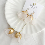  "fairy 〜white" ブライダルアクセサリー　結婚式　お呼ばれアクセサリー　ブライダルピアス　ブライダルイヤリング　カラードレス　ブラックドレス　ウエディング　二次会　大ぶり