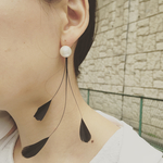 シャイニーパールとブラックフェザーのピアス