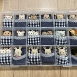 175【再販】シルバニア　赤ちゃん　ベッド　布団　ケース　収納　黒ギンガム
