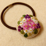 花のブーケ刺繍 くるみボタンヘアゴム