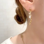 ラインストーン＆パールのらせんの揺めき ピアス / イヤリング / 樹脂ピアス / チタンピアス