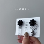 【 near. 】ニアー　アシメントリー　モノトーン　フラワー　シック　シルバーアクセサリー　フリンジ　個性的　ブラック　シルバー　ALL IS WELL.