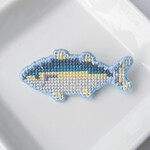 お魚 クロスステッチ刺繍ブローチ ぶり