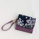 2つ折りのミニお財布（ストラップ付）【すみれ柄 ネイビー】