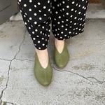 装いに差し色を。歩きやすいレディースVカットパンプス｜新色オリーブグリーン登場