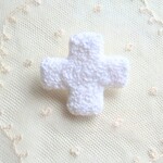 もこもこクロス　十字の刺繍ブローチ
