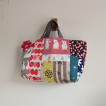 カラフル　北欧風　ランダムパッチ　横長トートBAG　リバーシブル　綿麻ブルー　赤系花柄