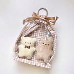 【モカ】前面クリアぬい巾着｜ポーチ ちびぬい はぴぬい  15cmぬい ぬいぐるみ ぬいポーチ 巾着袋 リボン コスメポーチ クリア くすみカラー 透明 PVC カラビナ 推し活