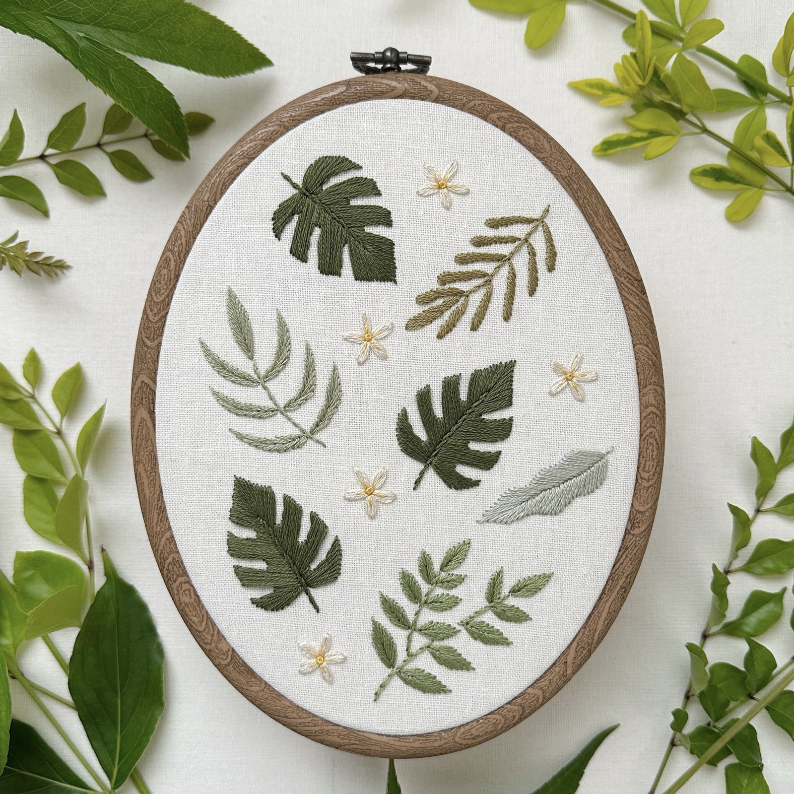 刺繍キット〉グリーンリーフボタニカルの刺繍フレーム