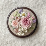 リネンと立体刺繍のバラのブローチ　ブローチ台2