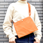オレンジの飾らないシンプルなサコッシュ●刺繍オプションあり●