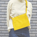 ●刺繍オプションあり●黄色の飾らないシンプルなサコッシュ