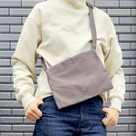 グレーの飾らないシンプルなサコッシュ●刺繍オプションあり●