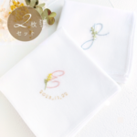 【送料無料！選べる4デザイン】２枚セット イニシャル ペア ブライダルハンカチ シンプル 刺繍 結婚式 ウェディング 顔合わせ 記念品 花柄 結ギフト アットホーム 白 おそろい ギフト 結婚祝い 