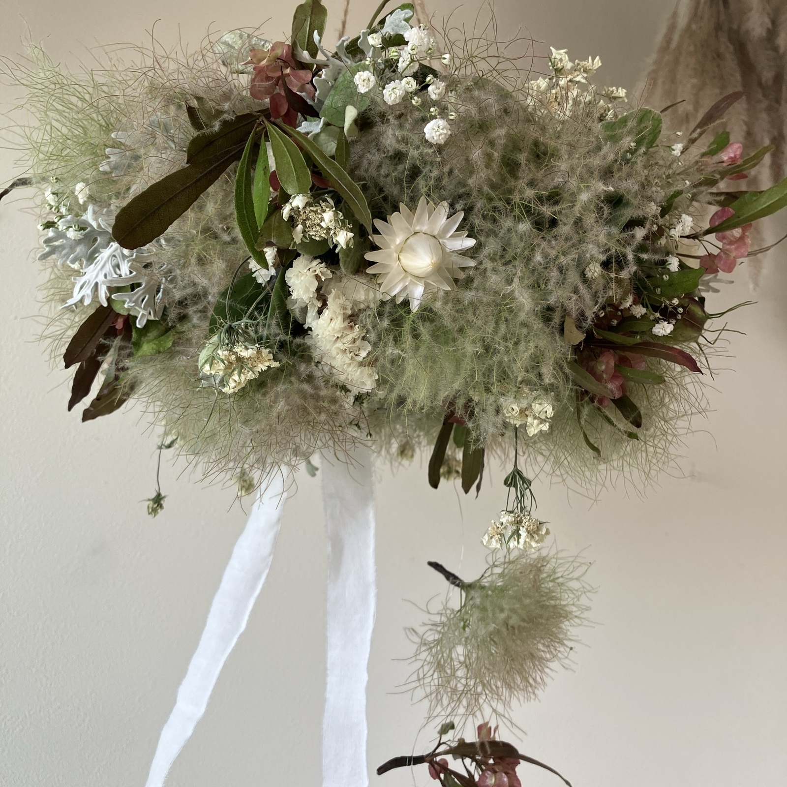 スモークツリー とドドナエアのシックなフライングリース　貝細工　スターチス スモークツリー とドドナエアのシックなフライングリース 貝細工