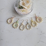 アクリルフラワーとパールリングが揺れるピアス