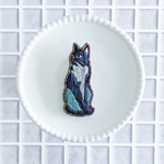 グレイッシュな猫　刺繍ブローチ