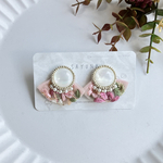 シェル×淡ピンクインド刺繍リボンピアス／イヤリング
