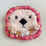 ラッコの刺繍ブローチ