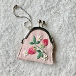 コットンリネンと刺繍のいちごのミニガマ口　ピンク